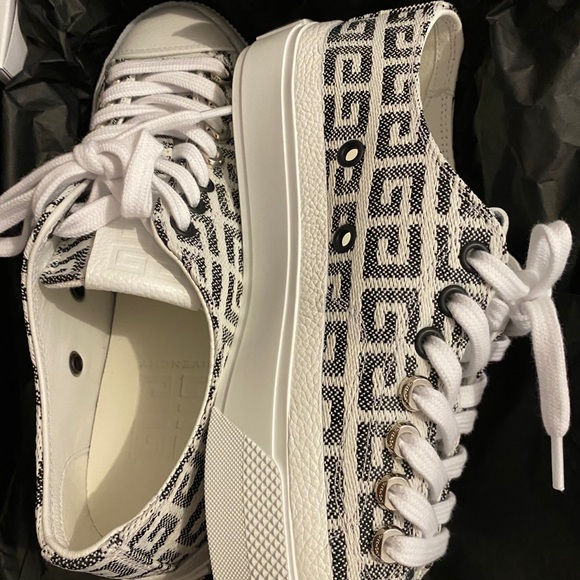 GIVENCHY | White & Black City Low Sneakers - Picture 7 of 10